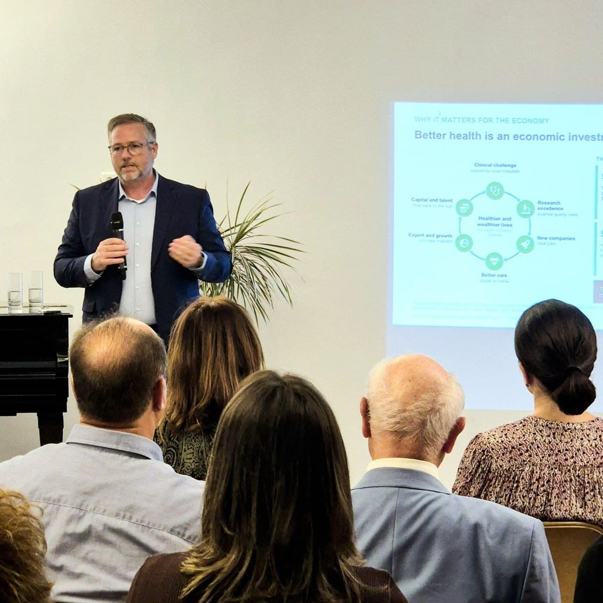 Daren Wilson presenting on health innovation hubs at the Residence of Switzerland in Carthage
